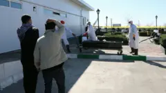 سه روز پیش مسئولان گورستان‌های شهرداری مشهد هشدار دادند که تعداد فوتی‌های روزانه کرونا در مشهد در مرز سه رقمی شدن است.