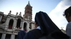 一名修女仰望聖母大殿