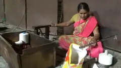 उद्गीर येथील खादी ग्रामोद्योग केंद्र