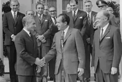 O presidente dos EUA, Richard Nixon, aperta a mão do Xá do Irã, Mohamed Reza Pahlavi, em 23 de outubro de 1969.