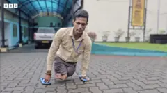  උපුල් පිළිගැනීමේ නිලධාරියෙකු ලෙස සේවය කරයි. 