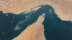 نمایی به سمت شمال که تنگه هرمز را نشان می‌دهد؛ این تنگه خلیج عمان را به خلیج فارس متصل می‌کند و در پس‌زمینه کوه‌های زاگرس و جزیره قشم ایران دیده می‌شوند، و در جلوی تصویر مناطقی از عمان، مسقط و امارات متحده عربی قرار دارند. این نما از مأموریت شاتل فضایی کلمبیا در ماموریت STS-52، از ۳۰ مهر تا  ۱۰ آبان ۱۳۷۱ (۲۲ اکتبر تا ۱ نوامبر ۱۹۹۲) گرفته شده است.