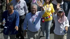 สุเทพ เทือกสุบรรณ (ตรงกลาง) กับสาทิตย์ วงศ์หนองเตย (ขวา)