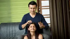 महिलाको स्याहार गर्दै पुरुष