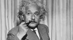 Albert Einstein fumando pipa.