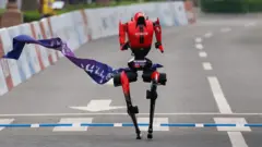 Гуманоидный робот команды Honor пересекает финишную черту во время полумарафона гуманоидных роботов E-Town в Пекине 19 апреля 2026 года