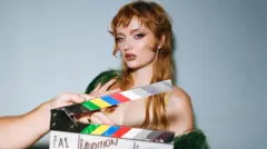 Lindsey Normington durante as filmagens