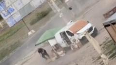 El video que muestra cómo un dron ruso persigue a un vendedor ambulante ucraniano en un ataque conocido como "safari humano"