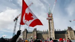 反特朗普群眾在渥太華國會大廈前揮舞加拿大國旗（9/3/2025）