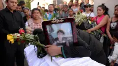 Shirley Palencia llora sobre el ataúd de su hermana de 17 años, Kimberly Mishel Palencia Ortiz, quien murió en un incendio en un refugio estatal, durante el funeral de la niña en el Cementerio General de la Ciudad de Guatemala el 17 de marzo de 2017. (Foto: JOHAN ORDONEZ/AFP vía Getty Images)