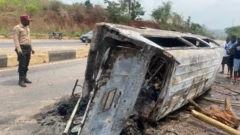 Ẹṣọ ajọ FRSC duro lẹgbẹẹ ọkọ bọọsi to jona raurau