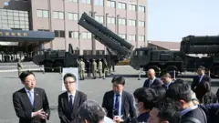 日本防卫省3月17日在九州熊本市的陆上自卫队健军驻地展示新式导弹。