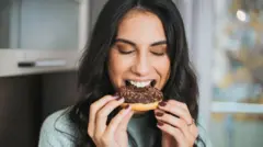 یوه ښځه خواږه خوري