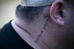 Venezolano que fue deportado a El Salvador con un tatuaje en el cuello.
