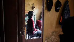 Volatiana, qui s'est fait avorter illégalement, est assise dans la salle à manger de sa maison, le 25 juillet 2019 à Antananarivo.