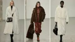 Modelos vestindo casacos de pele em desfile