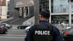 ضابط شرطة قرب موقع حادث الطعن في باريس، 25 سبتمبر/أيلول 2020