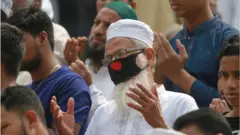 জুমার নামাজে ১০ জনের বেশি একসাথে নামাজ আদায়ে নিষেধাজ্ঞা দিয়েছে ধর্ম মন্ত্রণালয়।