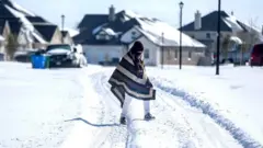 ብርድ ልብስ የለበሰ ግለሰብ