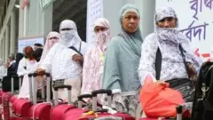 বাংলাদেশ থেকে প্রতি বছর ৫০ থেকে ৭০ হাজার নারী ওমরাহ করতে যান বলে হজ এজেন্সিগুলো জানিয়েছে।