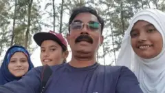 পরিবারের সাথে মো. একরামুল হক।