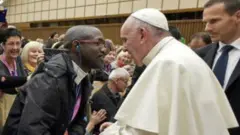Uvugwa ko ari Emmanuel Abayisenga ari kumwe na Papa Francis mu 2016