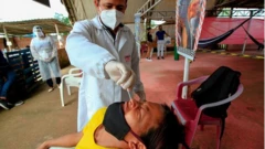 Profissional da saúde coloca swab nasal em homem