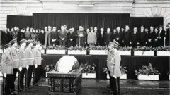 Kovčeg sa telom Josipa Broza u Beogradu, maj 1980. godine