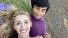 Daniella na Josh baryamye ku kiringiti hanze.