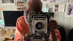 Fotograf priprema izložbu slika koje je zabeležio u Gani i Velikoj Britaniji