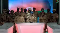 Une capture d'écran d'une vidéo montre le Capitaine Kader Ouedraogo s'exprimant sur la télévision d'État " RTB " à Ouagadougou, au Burkina Faso, le 24 janvier 2022.