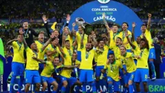 منتخب البرازيل يحتفل بالفوز بدورة 2019