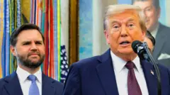 O presidente americano, Donald Trump discursa durante um evento acompanhado do vice-presidente JD Vance. Atrás deles há um retrato do ex-presidente dos EUA, Ronald Reagan