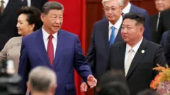 2025년 9월 3일, 중국 베이징 인민대회당에서 제2차 세계대전 종전 80주년 기념 리셉션에 참석하기 위해 시진핑 중국 국가주석과 김정은 북한 국무위원장이 이동하고 있다