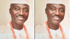Oloogbe Teslim Ajimobi wọ agbada asọ leesi toke tilẹ ati fila asọ oke alawọ goolu, o si fi ilẹkẹ iyun sọrun, o n rẹrin