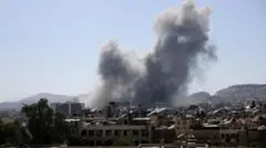 Fumaça sobe sobre a capital da Síria, Damasco, após o ataque de Israel em 16/7/2025