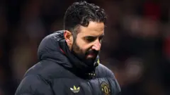 روبن آموریم، سرمربی قبلی منچستر یونایتد که ناراحت به نظر می رسد.