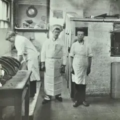 Foto antiga de trabalhadores em uma fábrica de pães