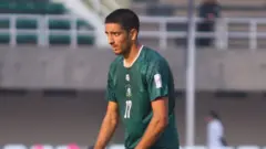 عمر اب 18 برس کے ہیں اور ان کا قد چھ فٹ تین انچ ہے