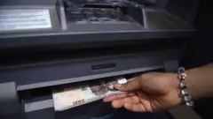 Onye na-adọrọ ego na ATM