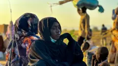 سيدة في مخيم للنزوح في مدينة طويلة في السودان