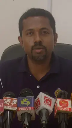 මයික්‍රෆෝන ඉදිරිපිට පුද්ගලයෙකු කතා කරයි.