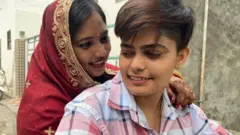 குருத்வாராவில் ஆண் வேடமிட்டு திருமணம் செய்த தன்பாலின தம்பதி – சர்ச்சை வெடித்தது ஏன்?