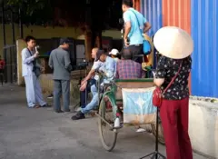 बिहार में क्यों लड़ रहे वियतनाम से आए यूट्यूबर्स?