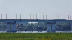 আন্তনিভস্কি ব্রিজ নামে সেতুটি উড়িয়ে দেয়া হয়েছে।