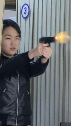 ابنة زعيم كوريا الشمالية تجرب مسدسا جديدا