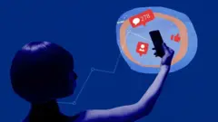 صورة لمؤثرة على وسائل التواصل الاجتماعي