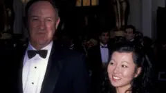 Gene Hackman com sua esposa, Betsy Arakawa, em evento