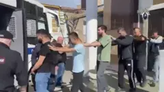 Москвада 500 дан ортиқ мигрант қўлга олингани ҳақидаги Россия Тергов қўмитаси видеосидан скриншот