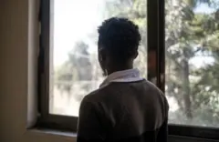 ፊቱን አዙሮ ያለ ግለሰብ 